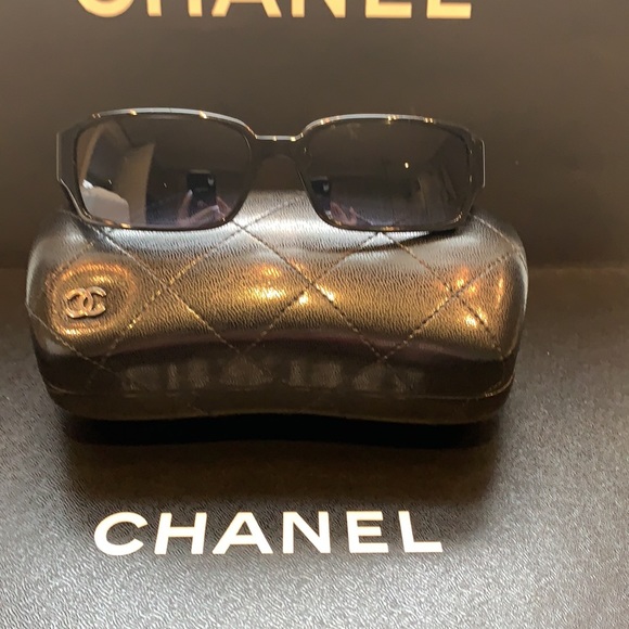 Chanel black vintage sunglasses style 5060 - Picture 2 of 7